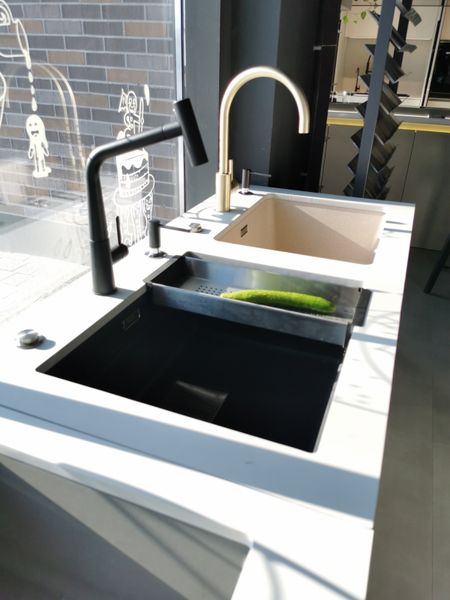 Кухонний змішувач Franke Icon з витяжним виливом та функцією душу з ламінарним потоком води (115.0625.190) Чорний матовий 115.0625.190 фото