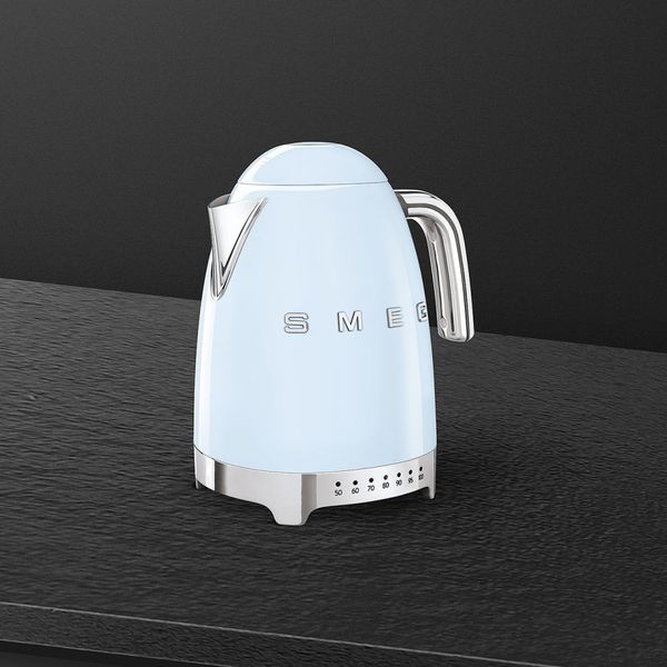 Smeg KLF04PBEU - серія 50'S RETRO STYLE - Чайник електричний з регулятором температури, 1,7л, колір пастельно-блакитний KLF04PBEU фото